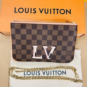 LOUIS VUITTON
Damier Ebene Double Zip Pochette